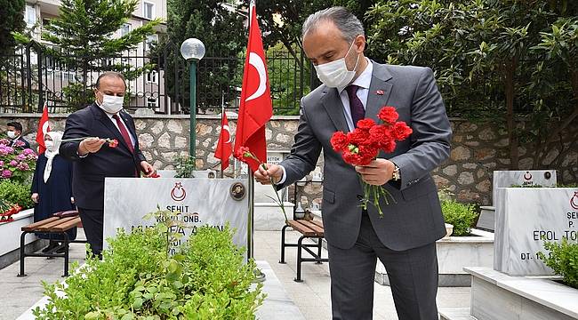 Bursa şehitliğinde duygusal anma 