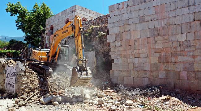 Sur duvarını kuşatan binalar kaldırıldı