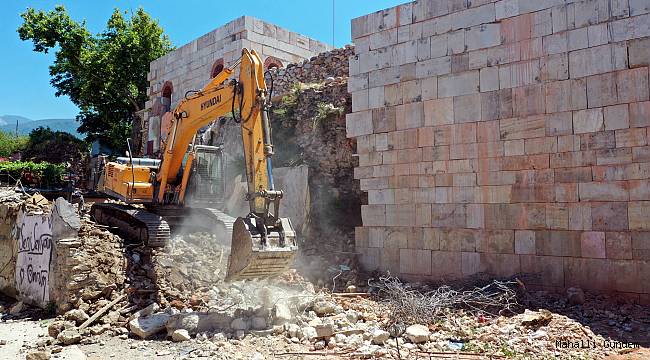 Sur duvarını kuşatan binalar kaldırıldı 