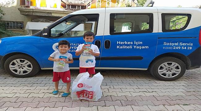 Antalya Büyükşehir Belediyesi çocukları sütle buluşturuyor