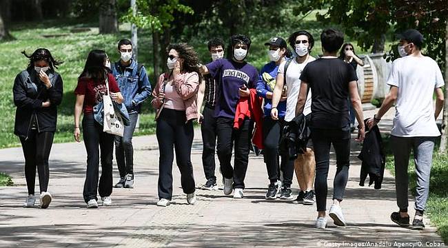 Dünya Sağlık Örgütü'nden gençlere koronavirüs uyarısı 