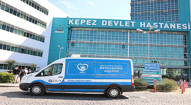 Antalya'da sağlık çalışanlarına aşure ikramı! 