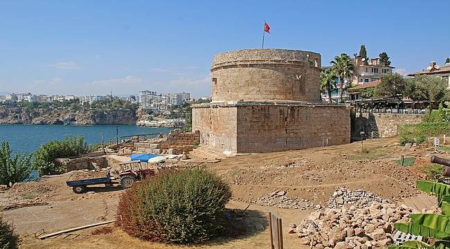 Hıdırlık Kulesi'nde arkeolojik kazılar sürüyor 