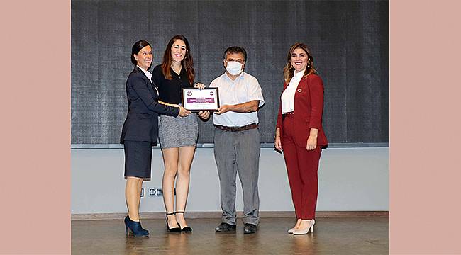 İZİKAD, başarılı kadınları ödüllendirdi