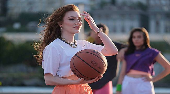 Molped'in yeni marka yüzü Elçin Sangu, reklam filminde 'Kız Sözü' veriyor 