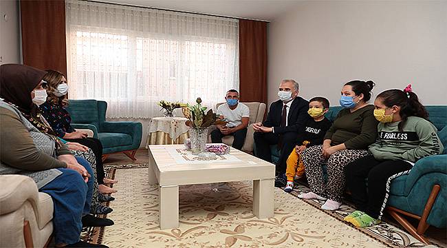 Evi Yanan Aileye Sevgi Eli Sahip Çıktı