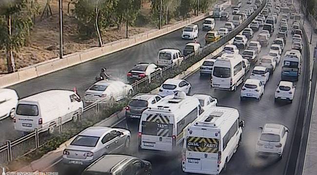 İzmir'de trafiğe kayıtlı araç sayısı 1 milyon 627 bin 885 oldu 
