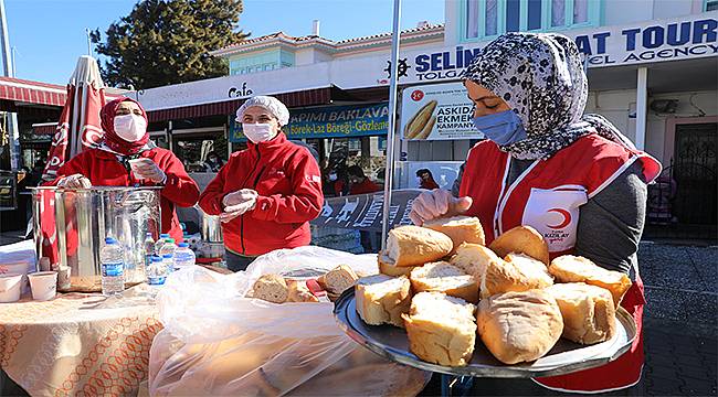 Kızılay'dan depremzedelere sıcak yemek 