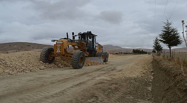 Korkuteli Karabayır grup yolunda stabilize yol çalışması 