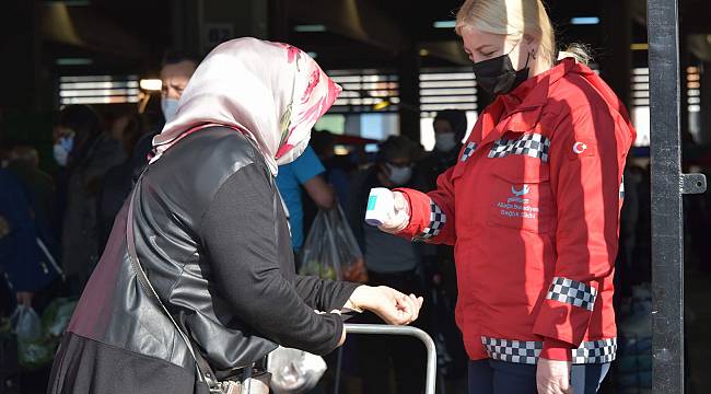 Aliağa'da Pazar Yerleri'nde Koronavirüse Geçit Yok