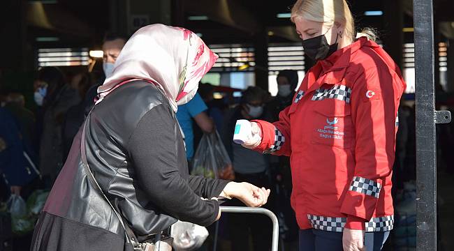 Aliağa'da Pazar Yerleri'nde Koronavirüse Geçit Yok 