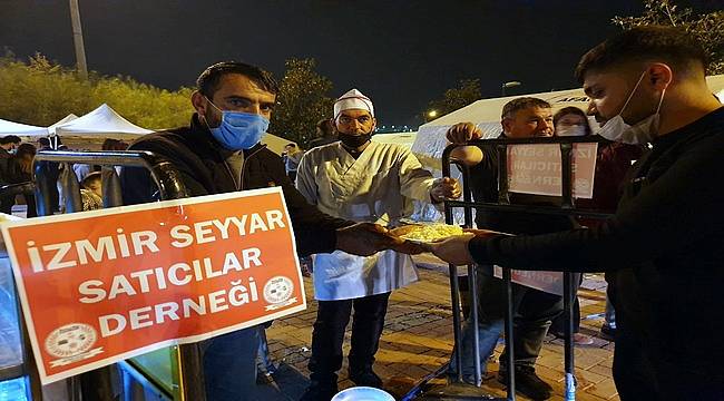 Seyyar satıcılardan depremzedelere tavuklu pilav ve ayran ikramı 