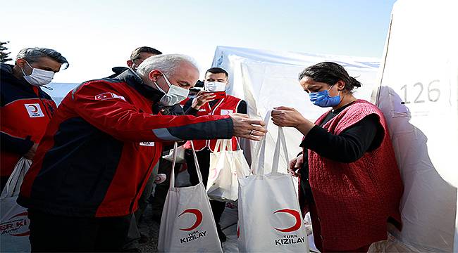 Türk Kızılay İzmir'in yaralarını sarmaya devam ediyor 