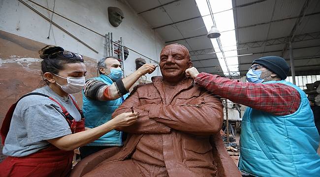 Buca Belediyesi Bekir Coşkun'un heykelini dikiyor 