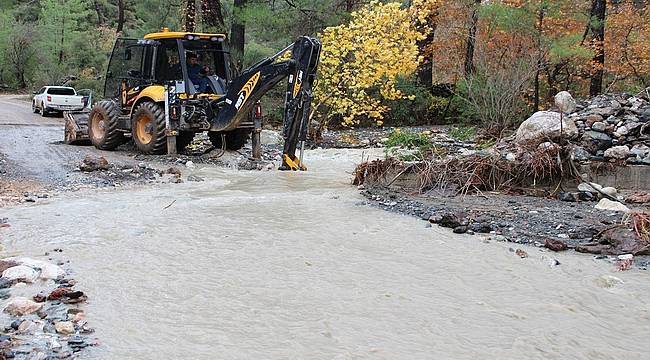 Büyükşehir Kumluca'da selden zarar gören yolu açıyor 