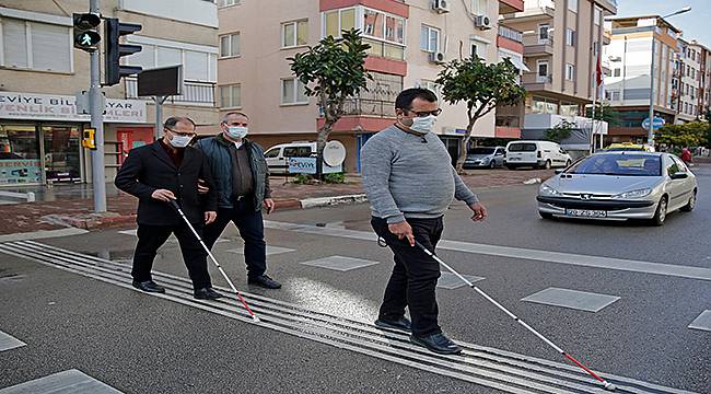 Görme engelli bireyler için trafikte sesli uyarı