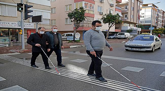 Görme engelli bireyler için trafikte sesli uyarı  