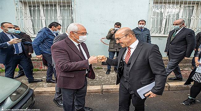 İzmir Büyükşehir'in Acil Çözüm ekipleri, sorunları gidermeye devam ediyor