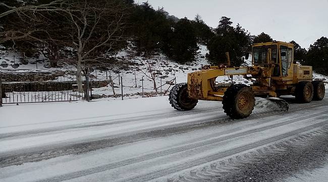 Alanya ve Gündoğmuş'ta karla kaplanan yolları açılıyor