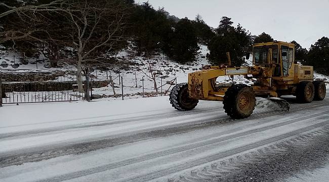 Alanya ve Gündoğmuş'ta karla kaplanan yolları açılıyor 