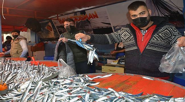 Aliağa pazarında balık çeşitleri tezgahları süslüyor 