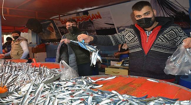 Aliağa pazarında balık çeşitleri tezgahları süslüyor