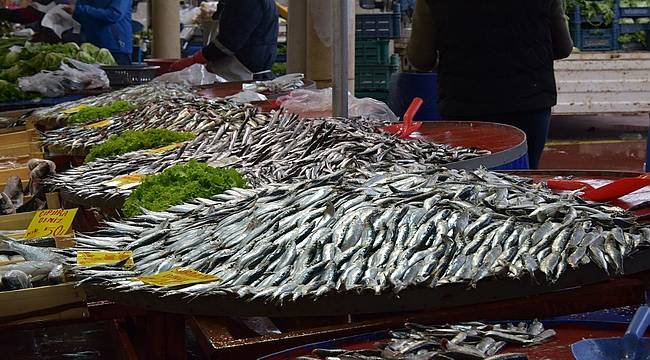 Aliağa Yeni Mahalle Kapalı Pazar Yeri'nde Yılın İlk Pazarı Kuruldu