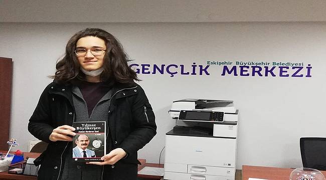 Başarılı gençler kitaplarını aldı 