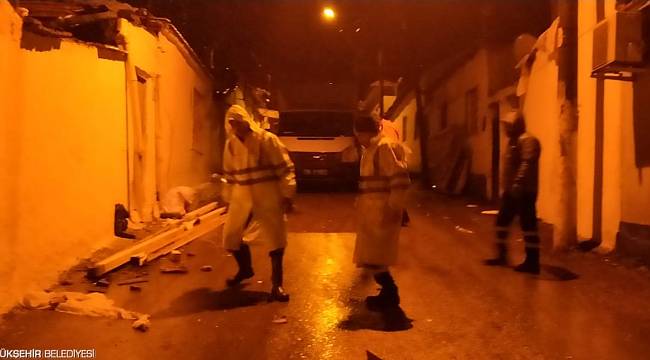 İzmir Büyükşehir Belediyesi ekipleri dün geceyi teyakkuzda geçirdi 