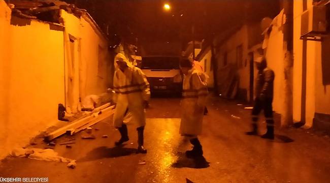İzmir Büyükşehir Belediyesi ekipleri dün geceyi teyakkuzda geçirdi
