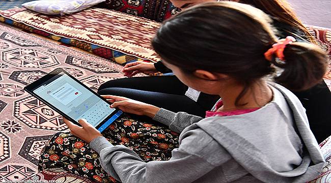 İzmir'de tablet dağıtımı başladı