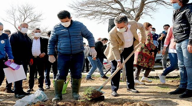 Bayraklı Belediye Başkanı Serdar Sandal, çocuklar ve sporcularla fidan dikti