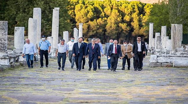 İzmir Büyükşehir'den Bergama'da Zeus Sunağı toplantısı