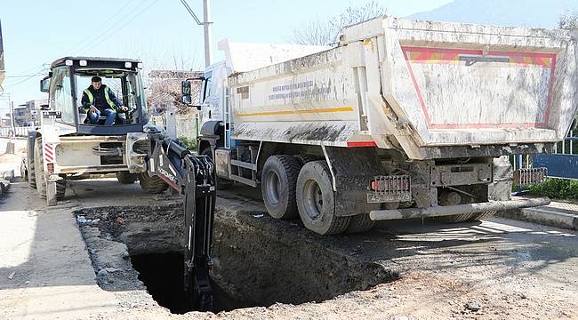 Kanalın 200 metrelik kısmından 60 kamyon çöp çıktı, temizlik çalışmaları devam ediyor