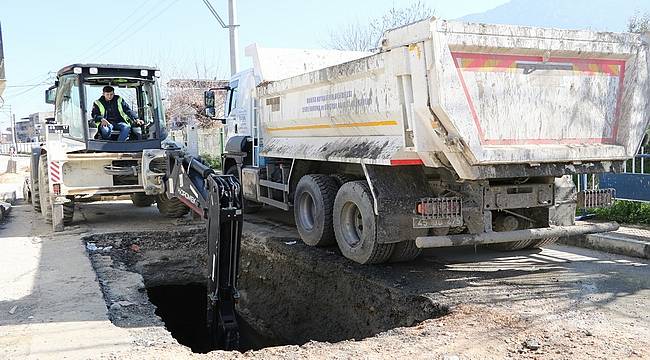 Kanalın 200 metrelik kısmından 60 kamyon çöp çıktı, temizlik çalışmaları devam ediyor 