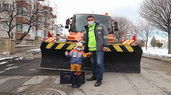 Oyuncak kamyonu ile belediyeye destek olan Atahan'a Büyükşehir'den sürpriz