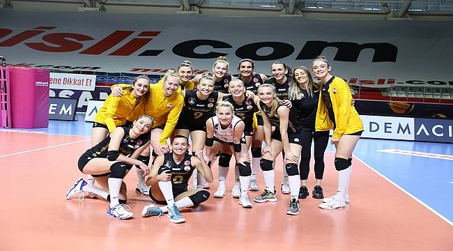 VakıfBank, Fenerbahçe OPET'i devirdi ve liderliği garantiledi 