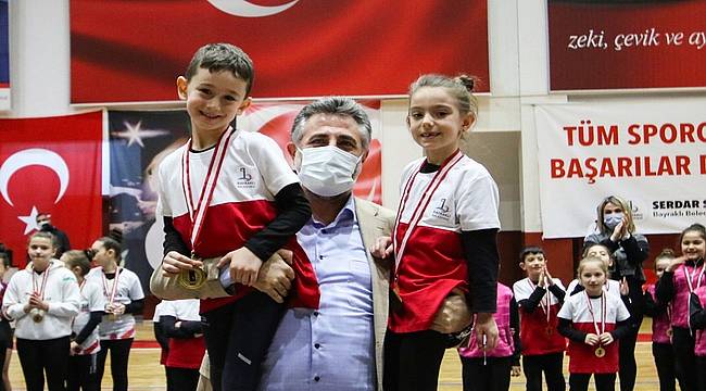 Başkan Serdar Sandal'dan başarılı sporculara madalya