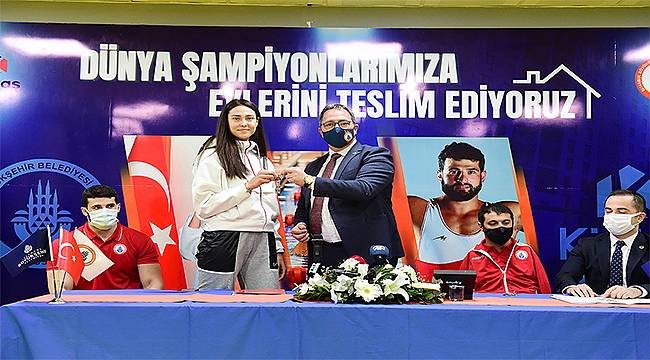 İstanbul BBSK, Dünya Şampiyonlarına Evlerini Teslim Etti