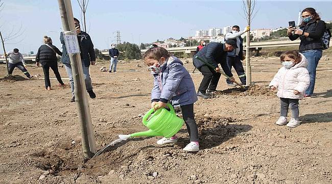 Karşıyaka'da fidanlar toprakla buluştu! Hedef: 10 bin fidan