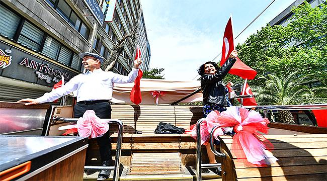 Başkan Soyer İzmirlileri otobüs üzerinden selamladı: "Siz gelemiyorsunuz ama biz bayram coşkusunu size getirdik"