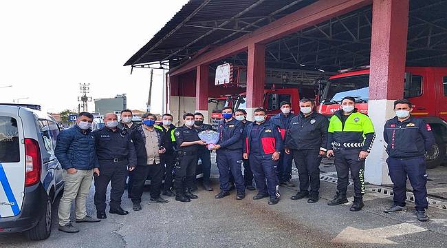 İhbar İçin Gelen Polise Pasta ve Çiçekli Karşılama 