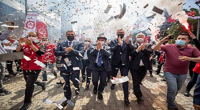 İzmir Büyükşehir Belediyesi çalışanları 1 Mayıs'ı toplu sözleşmeyle kutladı