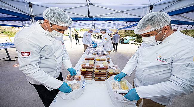 İzmirliler bir haftada 10 bin iftar yemeğini ihtiyaç sahiplerine bağışladı 