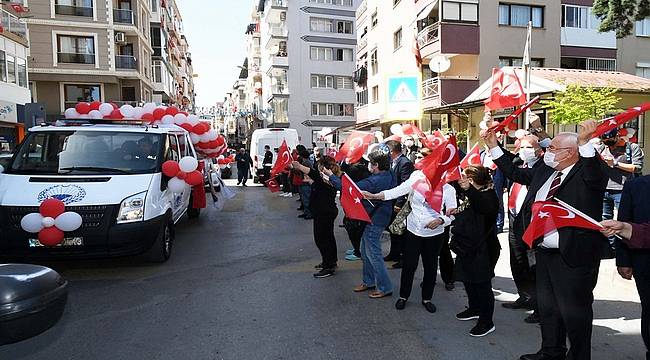 Karabağlar'da kısıtlamaya rağmen coşkulu 23 Nisan