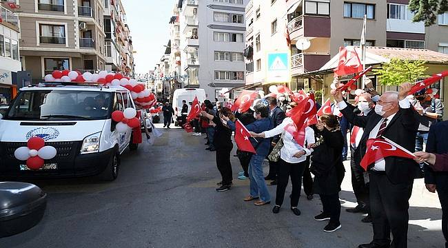 Karabağlar'da kısıtlamaya rağmen coşkulu 23 Nisan 