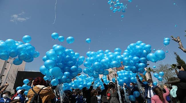 Yüzlerce mavi balon mavi gökyüzüyle buluştu