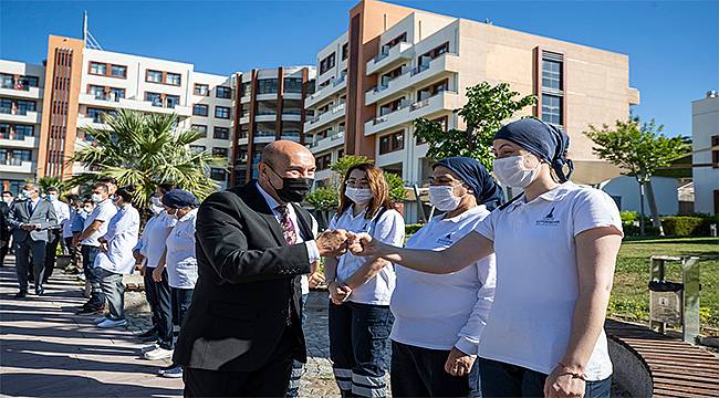 Başkan Soyer belediye çalışanlarıyla bayramlaştı: "Umudu yeşertmek mecburiyetindeyiz"