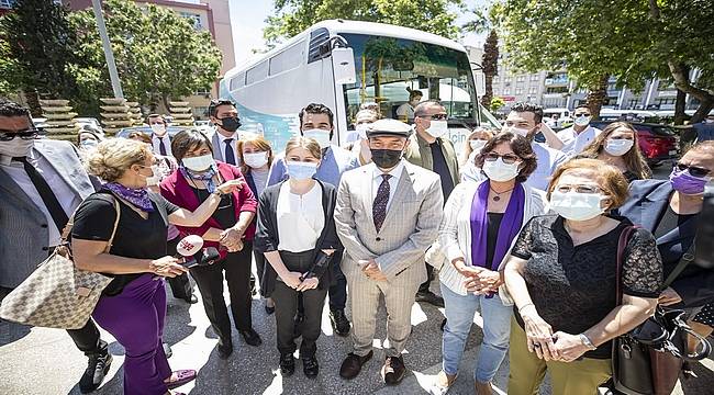 Başkan Soyer erkek şiddetine uğrayan Çetinkaya'nın davasına katıldı: Asla yalnız yürümeyeceksin