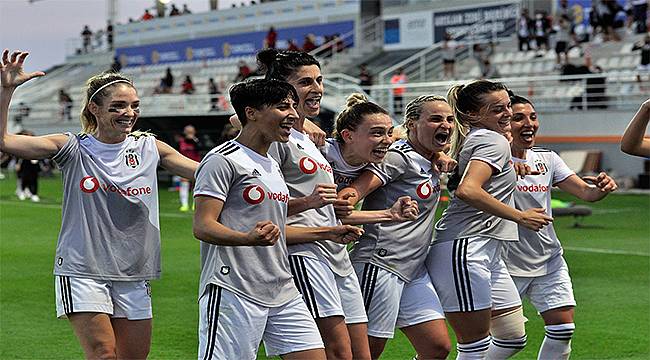 Beşiktaş'ın "Ben Varım" diyen kadın futbolcuları kupayı kaldırdı